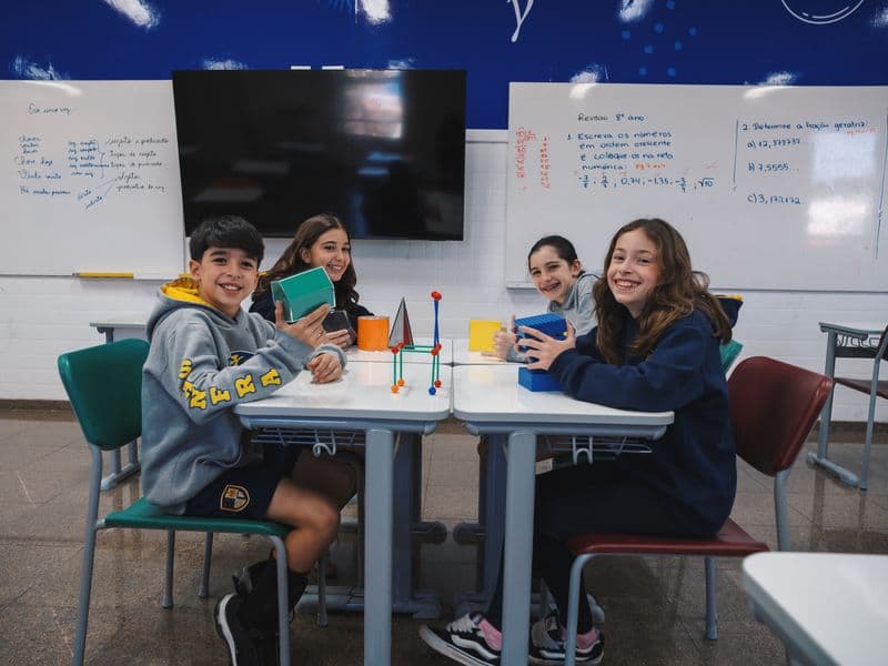 Foto dos alunos do Ensino Fundamental Anos Finais no laboratório de física e matemática