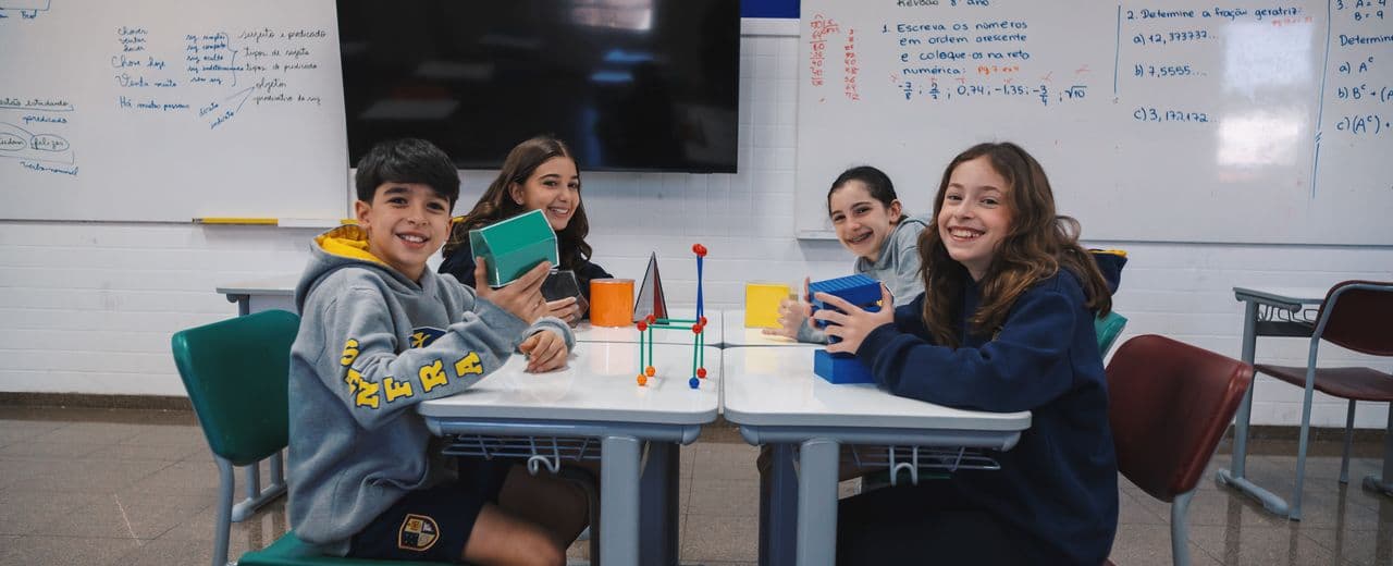 Foto dos alunos do Ensino Fundamental Anos Finais no laboratório de física e matemática